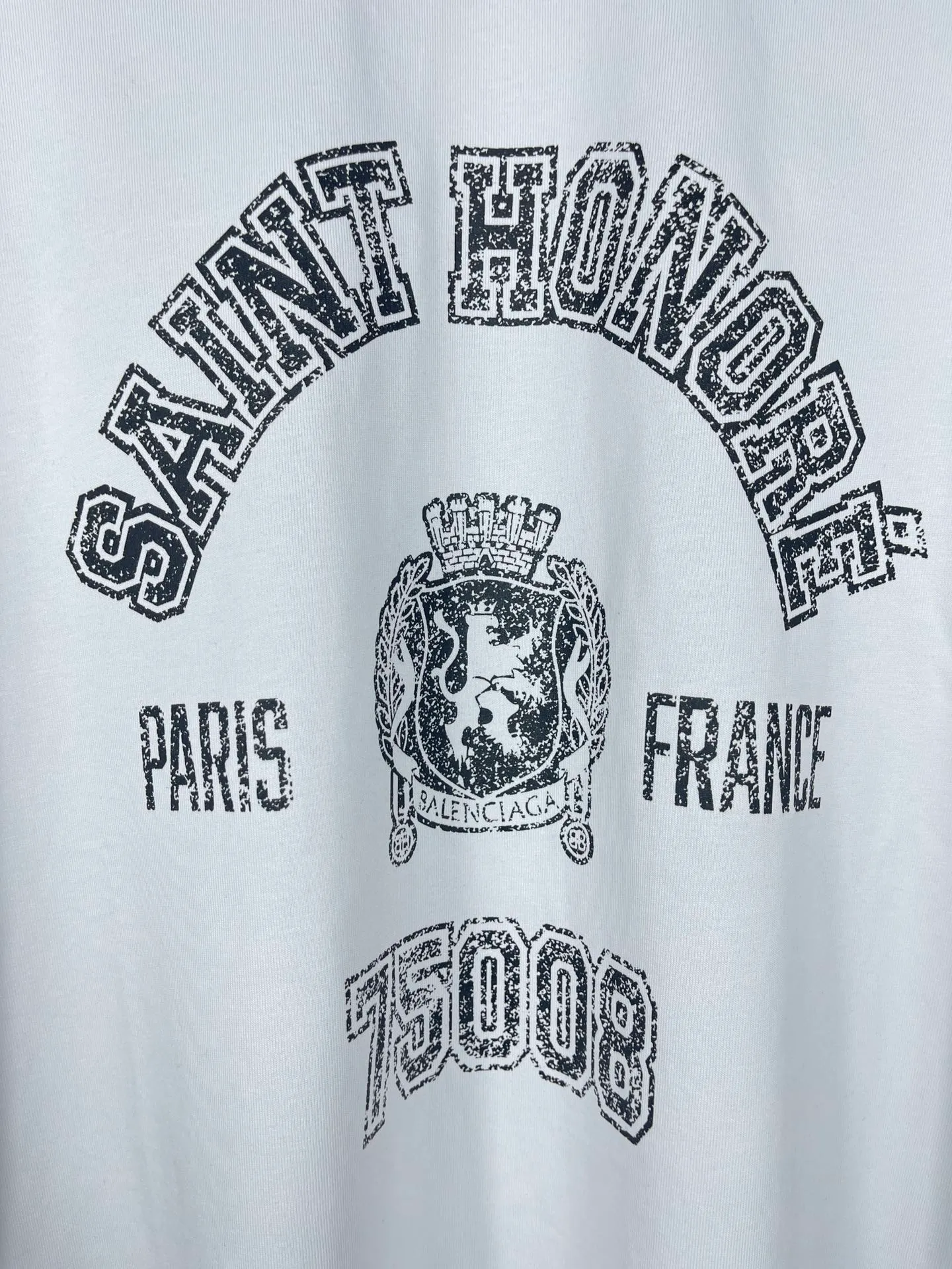💰150 real photos [Top version. Official website quality] BALENCI*GA/Paris. SS24 latest model, front Saint-Honore art destruction crack print short-sleeved T-shirt. Brick cabinet synchronization. Genuine product developed at the first time, happy to print and compare! The fabric is made of Paris ZP custom-woven and dyed cotton double yarn. Weighing 260 grams, the cloth surface is clean. The cloth pattern is clear, soft and comfortable. The threads are dyed with no color difference. The printing uses environmentally friendly imported materials. The letters are clear and the effect is three-dimensional. The version adopts OS loose shoulder design. Same style for men and women. Code: BL223389 Color: off-white Size: XS S M L